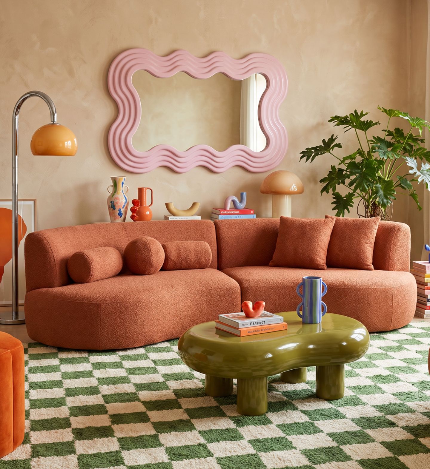 Woonkamer in Dopamine Decor trend, oranje bank en roze spiegel