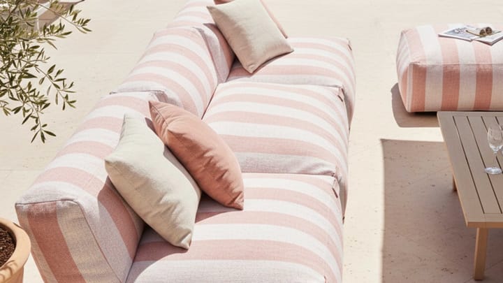 Roze loungeset met verticale strepen.png Roze loungeset met verticale strepen.png