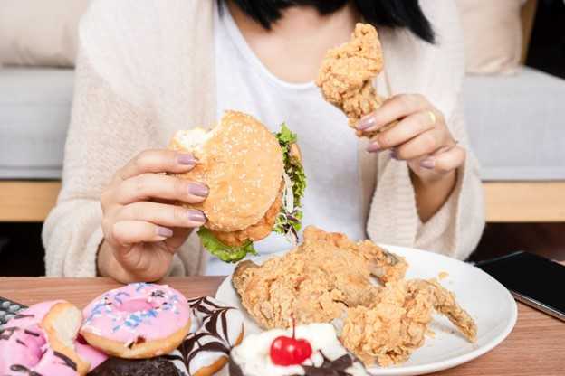 การทานอาหารไขมันสูงเป็นสาเหตุของอาการแสบร้อนกลางอกนอนไม่หลับ