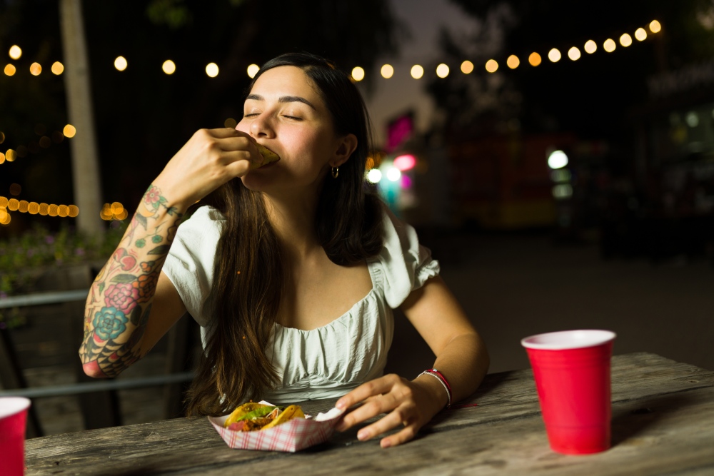 Mujer comiendo tacos