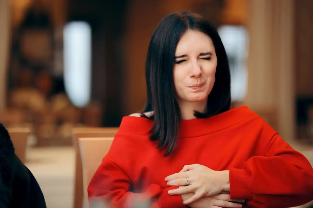 ¿Por qué siento ardor en la boca del estómago?