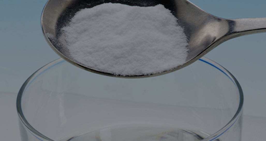 Vaso con cucharada de antiácido efervescente