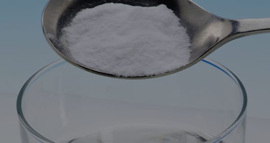 Vaso con cucharada de antiácido efervescente