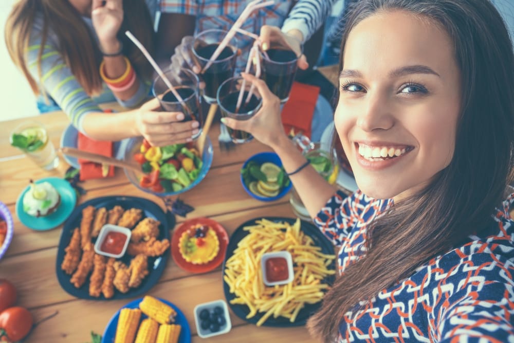 Grupo de personas comiendo en una reunión