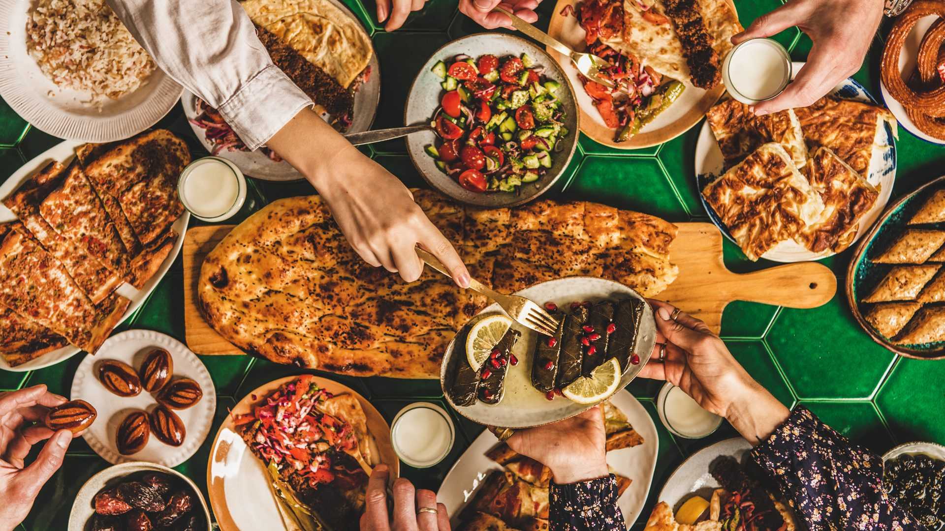 Üzerinde türk mutfağına özgü yemeklerin bulunduğu masa.