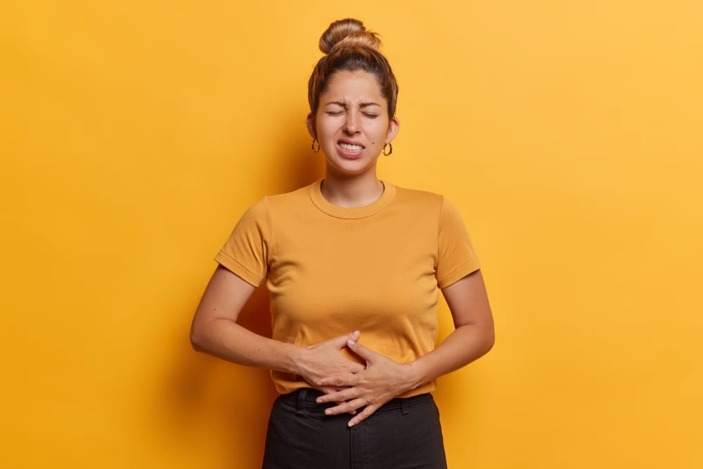 Mujer con dolor de estomago