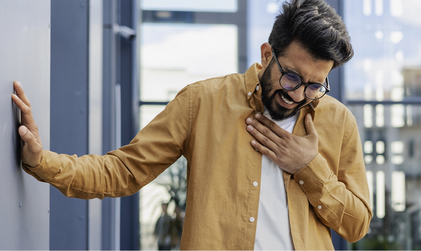 Hombre con ardor en el pecho