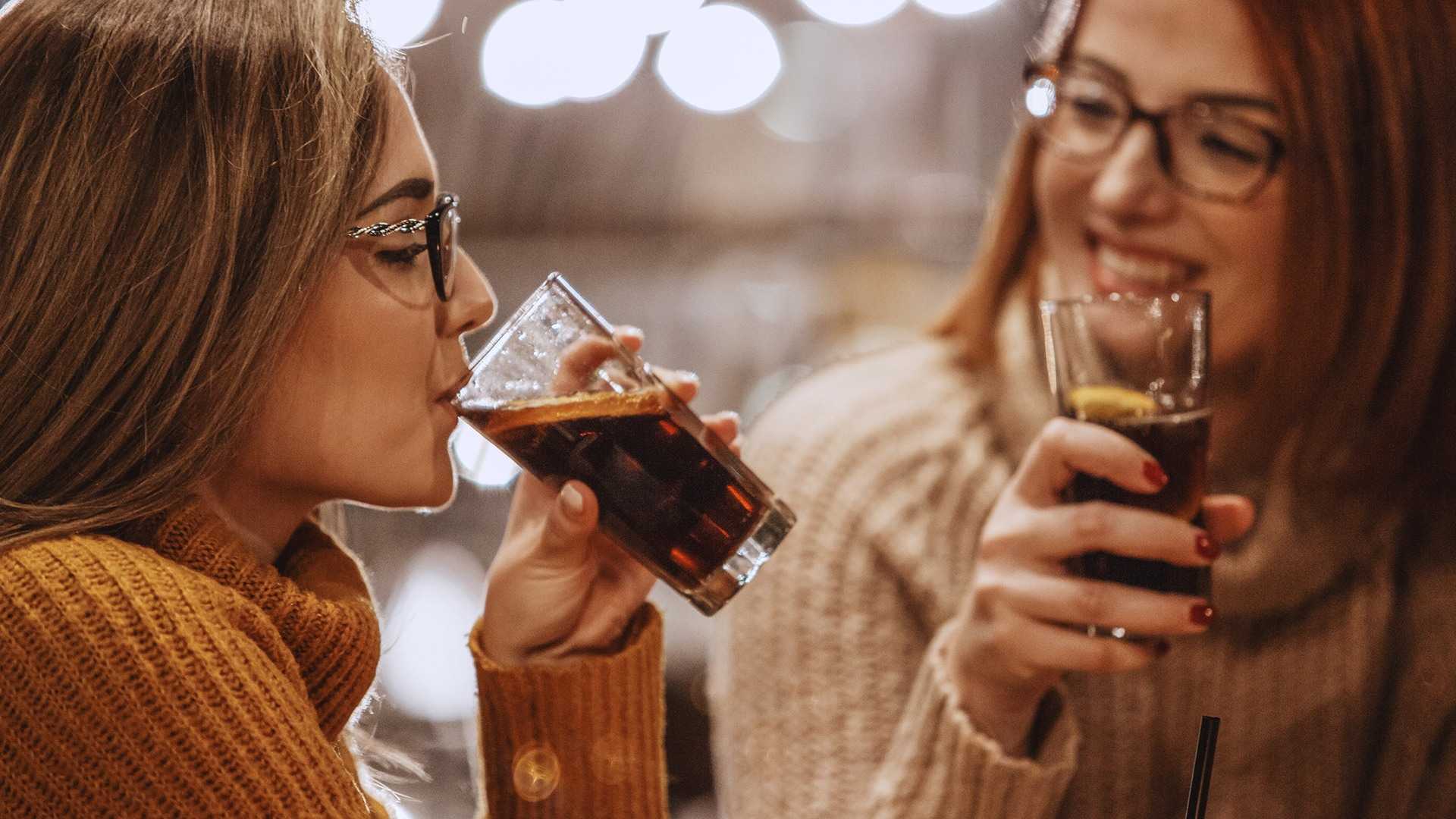 Asitli içecek içen 2 kız.