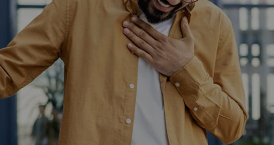 Hombre con ardor en el pecho