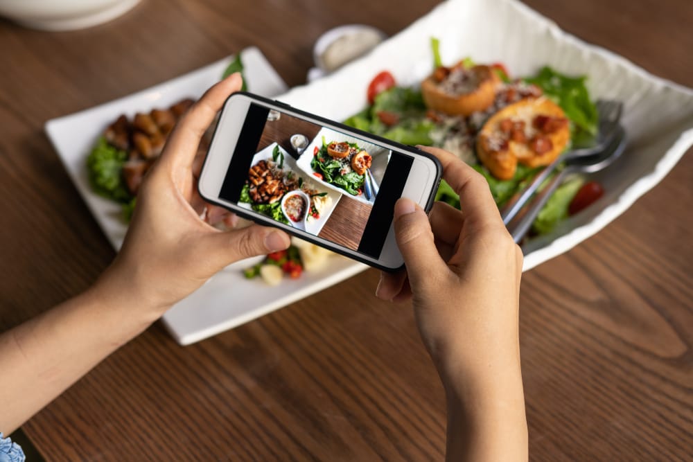 Persona fotografiando comida con el celular