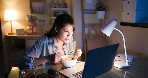 การกินแล้วนอนทันทีส่งผลให้เกิดกรดไหลย้อนนอนไม่หลับ