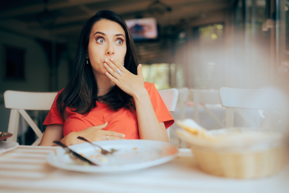 Mujer terminando de comer