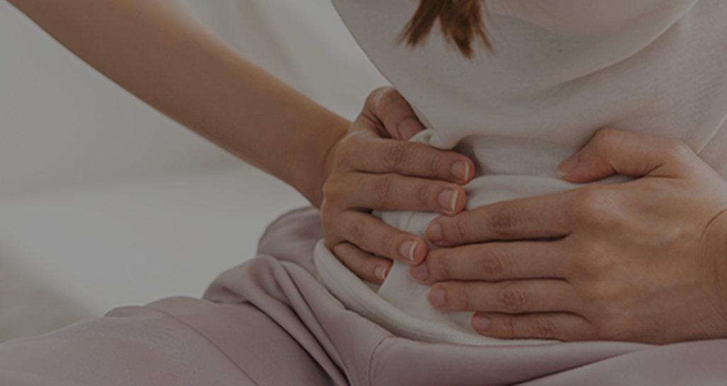 Mujer con síntoma de pesadez estomacal