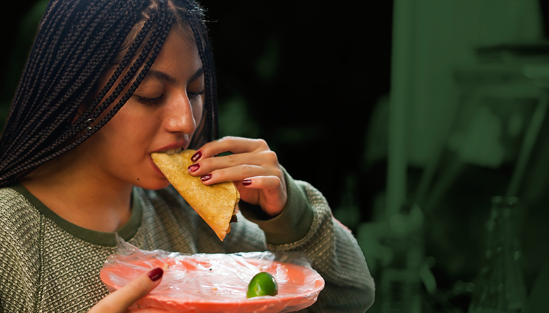 Mujer comiendo taco