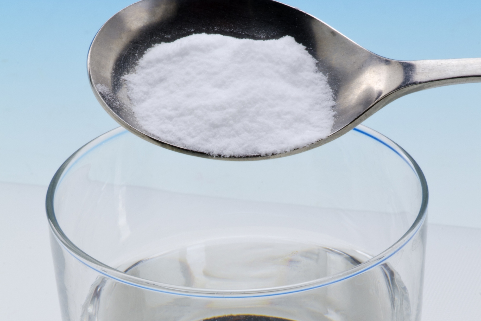 Vaso con cucharada de antiácido efervescente