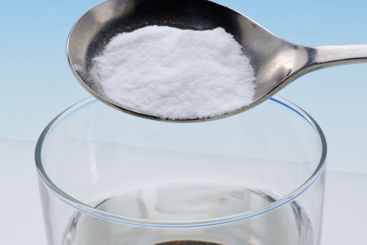 Vaso con cucharada de antiácido efervescente