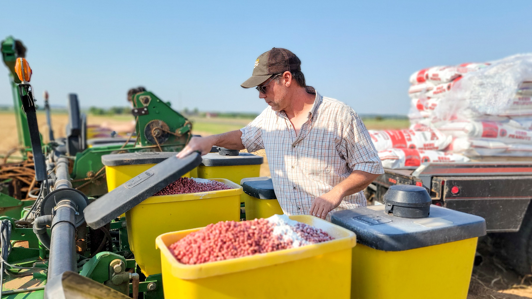 laoding-peanuts-planter-karl-stutzman-pea22